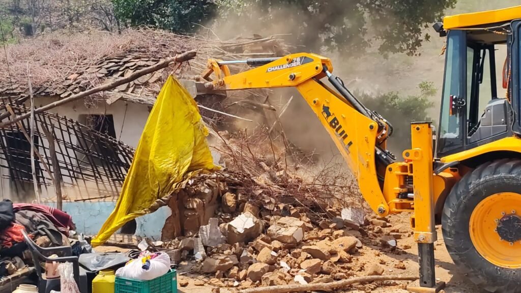 सती अनुसुइया से हटाया जा रहा अतिक्रमण 