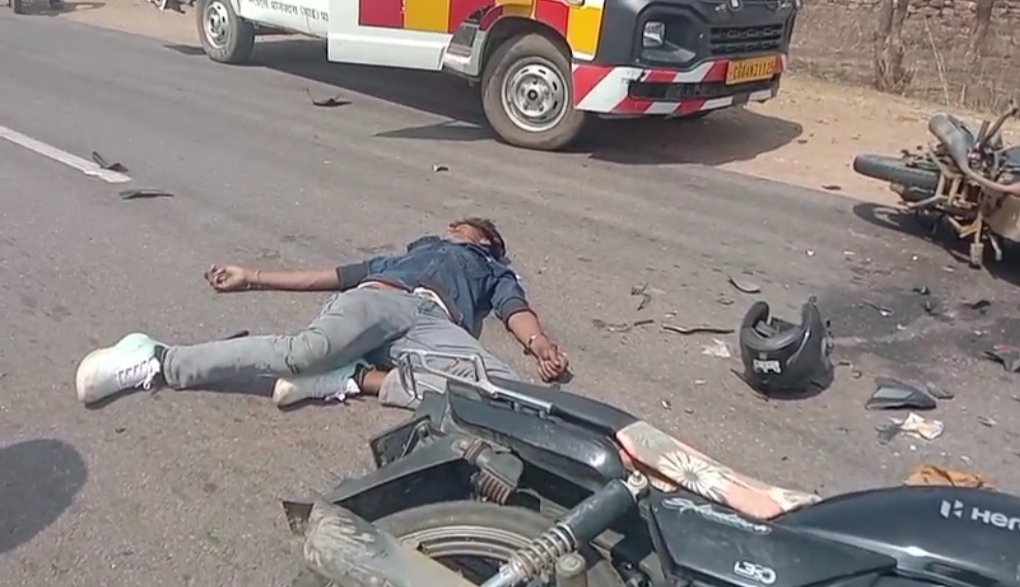 दो बाइक भिड़ीं दोनों के चालकों की मौत,एक घायल
