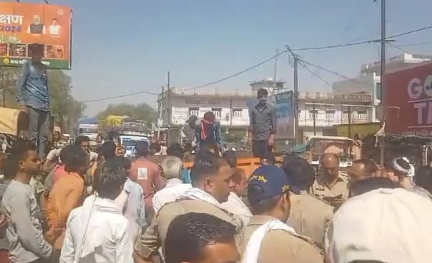 ईंट भट्टे की मिट्टी लेने गया युवक खदान पर मृत मिला,परिवार वालों ने किया चक्का-जाम