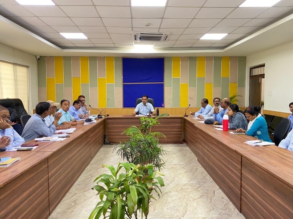 ननि आयुक्त बरसे, अवैध कालोनियों पर करो कार्रवाई