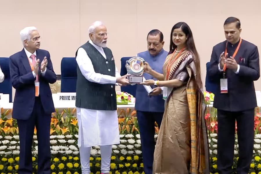 नेहा मीणा लोक प्रशासन में उत्कृष्टता के लिए प्रधानमंत्री द्वारा पुरस्कृत 