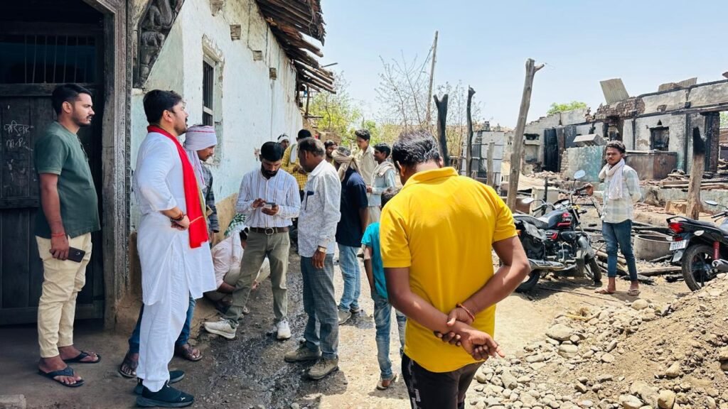 सेमलपानी में आग से नौ घर तबाह, लाखों का नुकसान, मवेशी भी जले