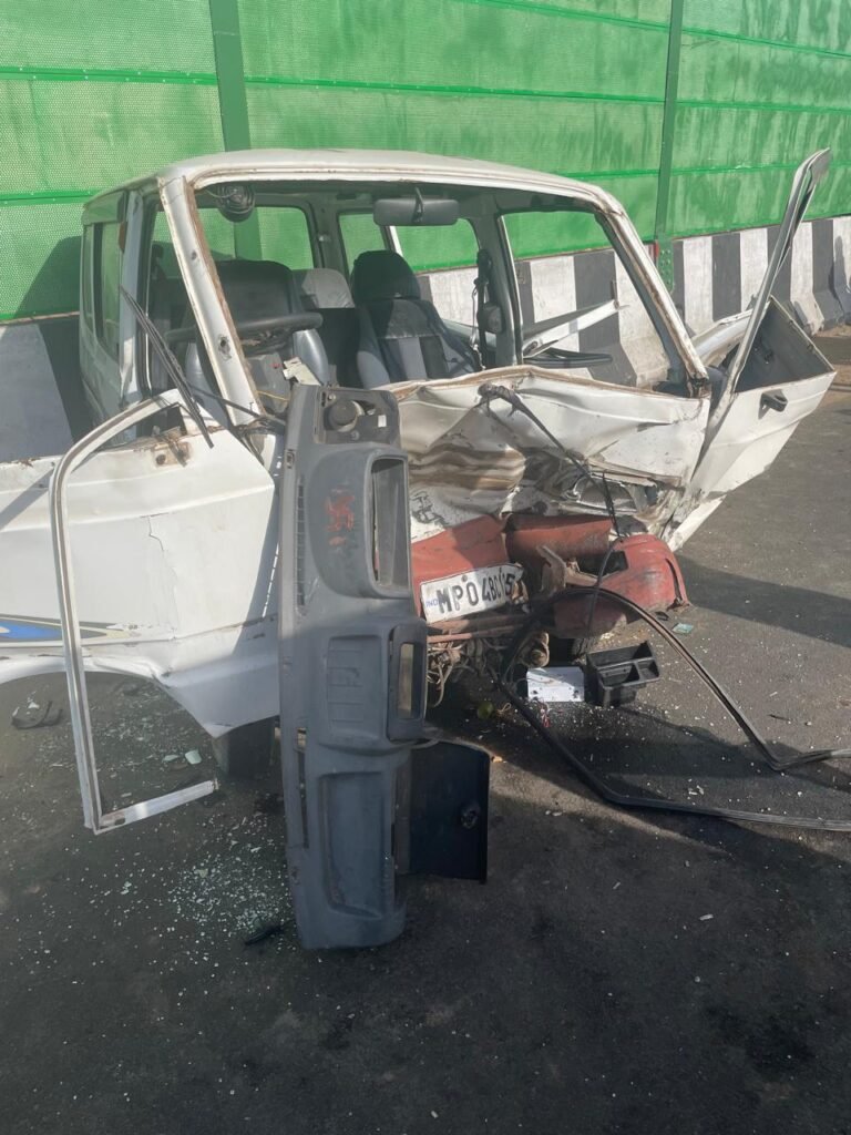 वैन- स्कार्पियो की भिड़ंत में तीन घायल