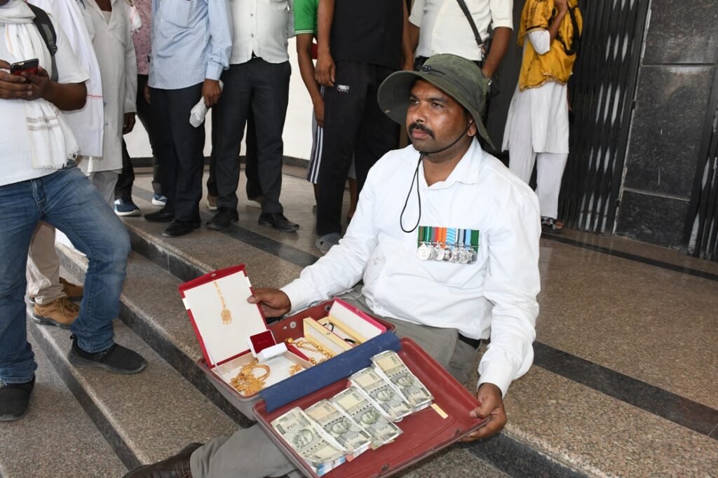 पूर्व सैनिक जनसुनवाई में पत्नी के गहने और कैश लेकर पहुंच गया