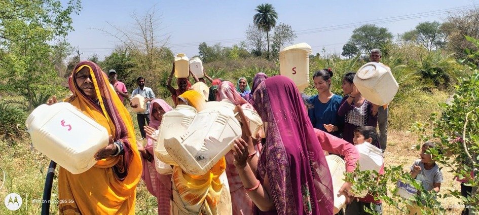 दो-दो किमी दूर से पीने का पानी लाने को मजबूर ग्रामीण,खाली बर्तन बजाकर प्रदर्शन 