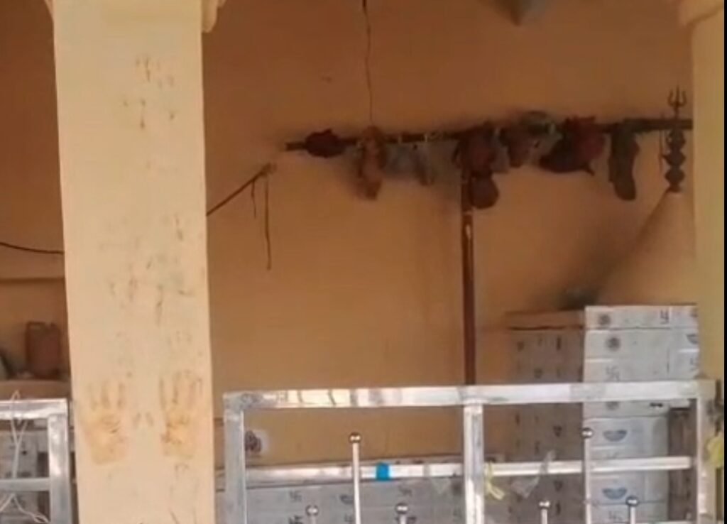 अज्ञात चोरों ने लाखों रुपए के पीतल के घंटे किए पार