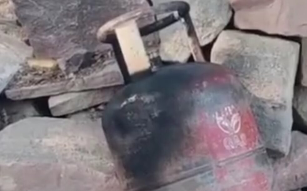 गैस सिलेंडर में आग लगने से युवक झुलसा