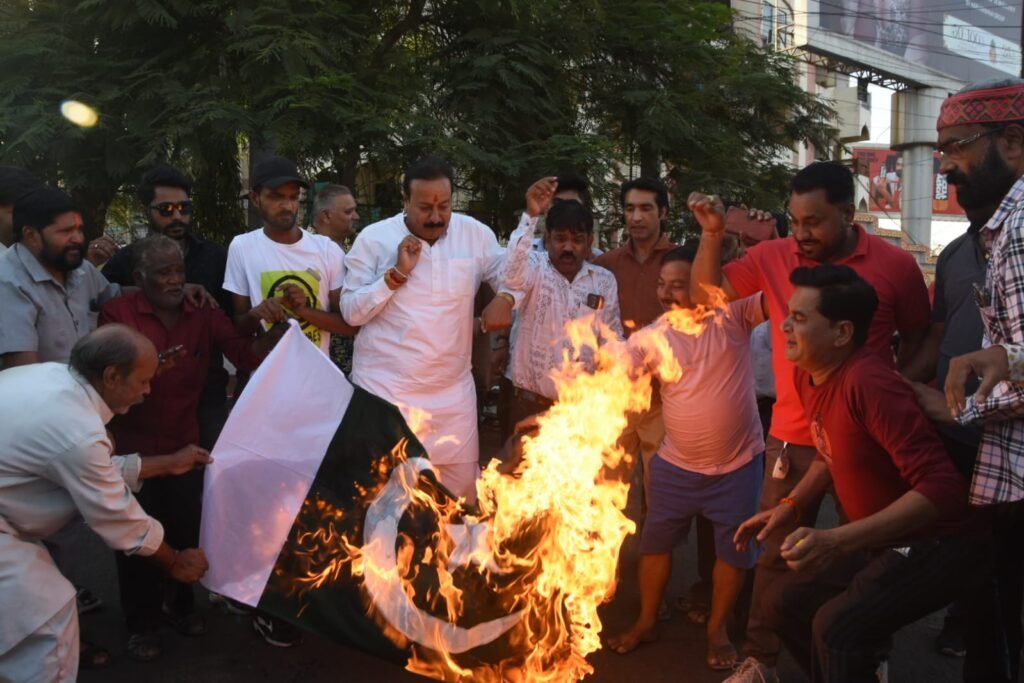 रोशनपुरा चौराहे पर भाजपा ने फूंका पाकिस्तानी झंडा