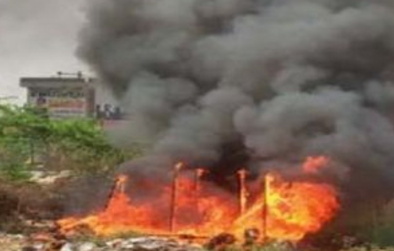 रजिस्ट्रार ऑफिस के सामने लगी आग, जंगल की ओर बढ़ रही