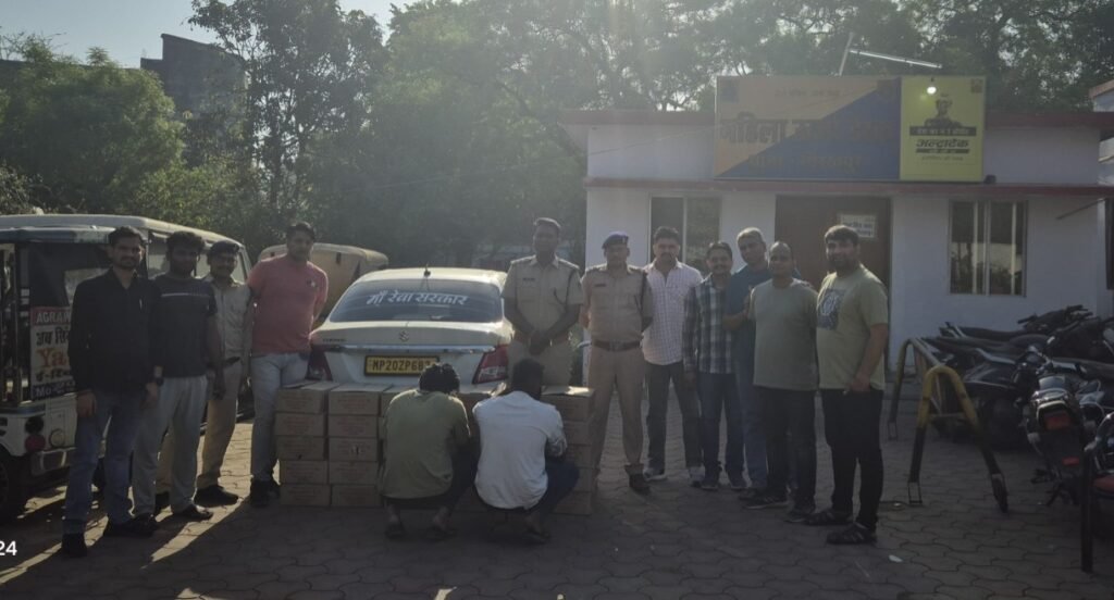 गोरखपुर पुलिस ने कार से शराब और दो तस्कर पकड़े