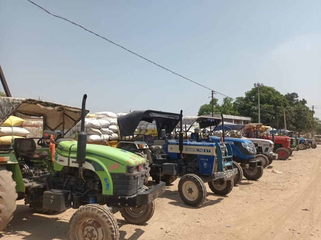 बारदाने ना होने से दोपहर तक शुरू नहीं हो सकी खरीदी