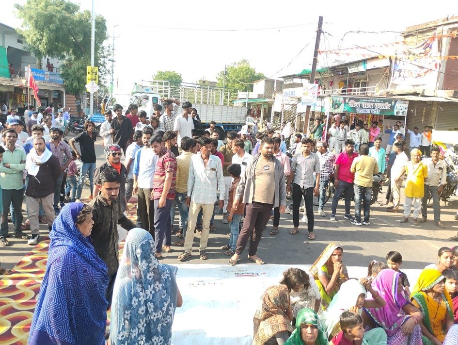 पोस्टमार्टम में देरी से भड़के ग्रामीणों ने कर दिया चक्काजाम