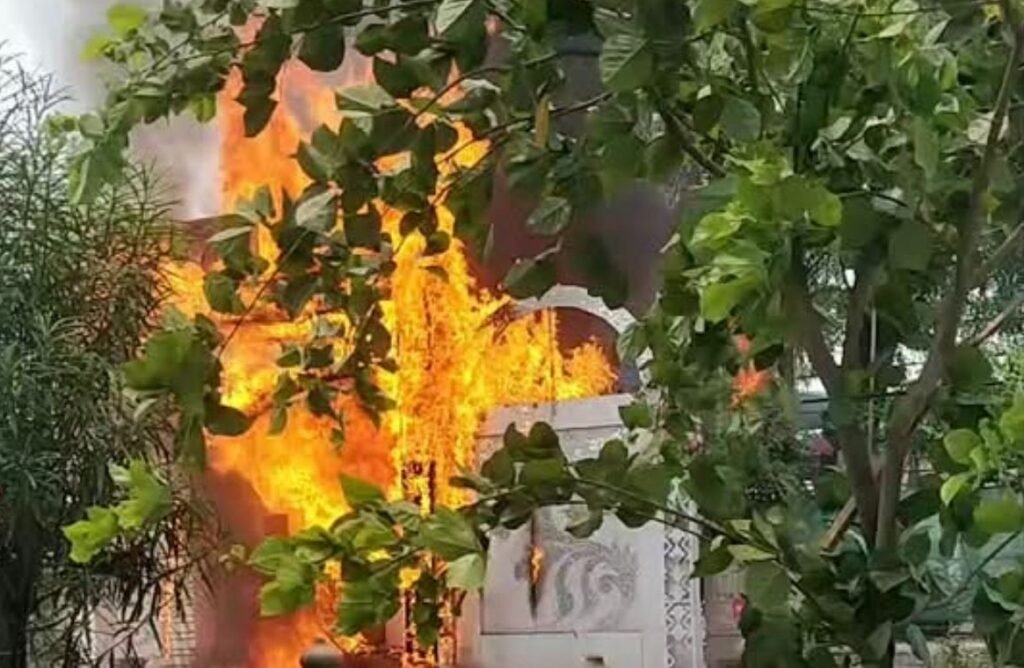 महल के बाहर उत्सव वाटिका में लगी भीषण आग