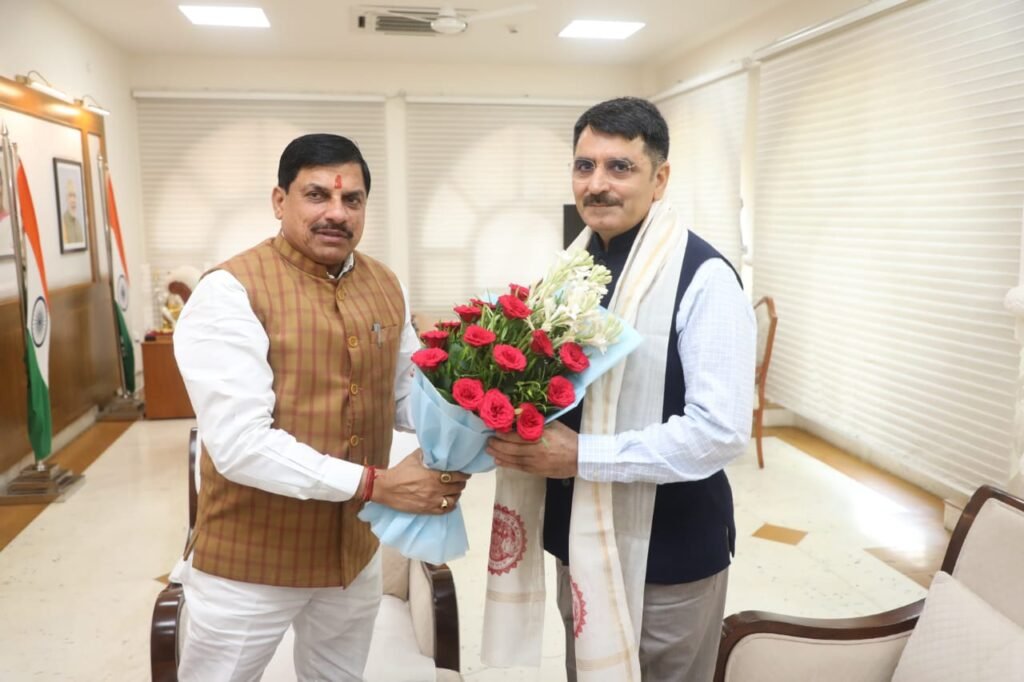 CM डॉ यादव से गुजरात विस के स्पीकर चौधरी ने की सौजन्य भेंट 