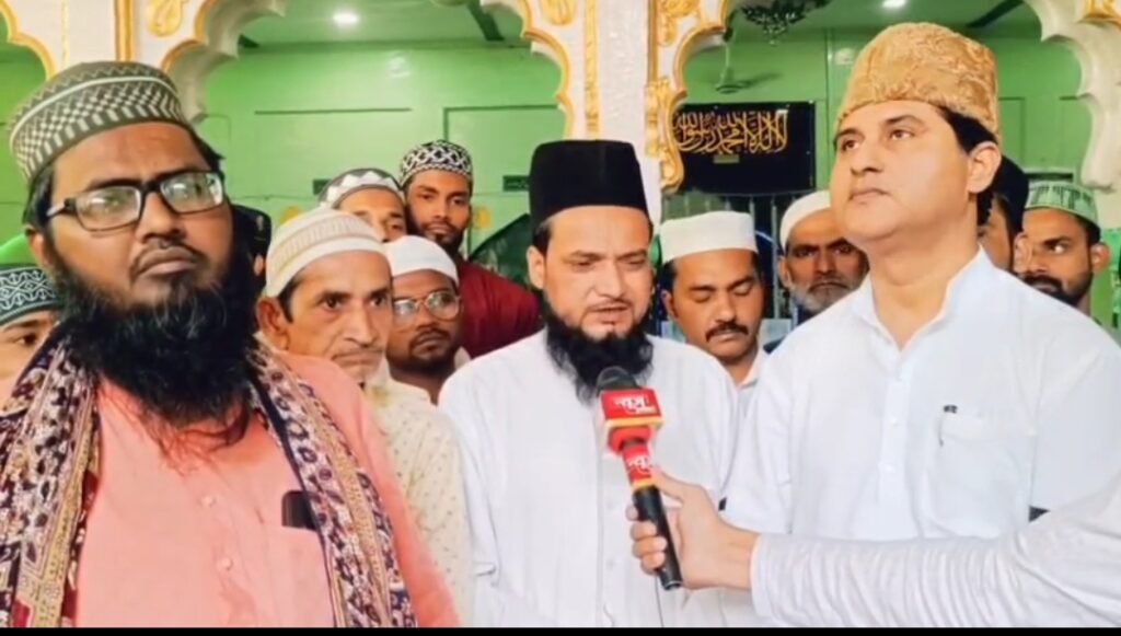 काली पट्टी बांधकर जुमा की नमाज़ अदा की