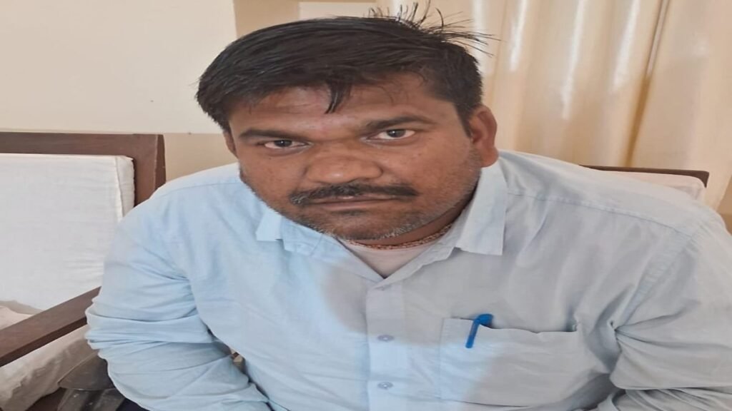 10 हजार की रिश्वत लेते रोजगार सहायक गिरफ्तार