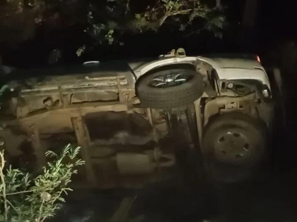 चार पहिया वाहन पलटा, बडी घटना टली