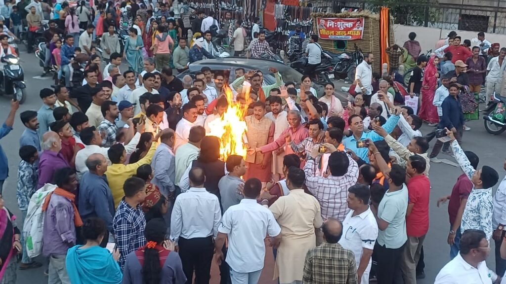 सकल हिंदू समाज ने फूंका आतंकवाद का पुतला