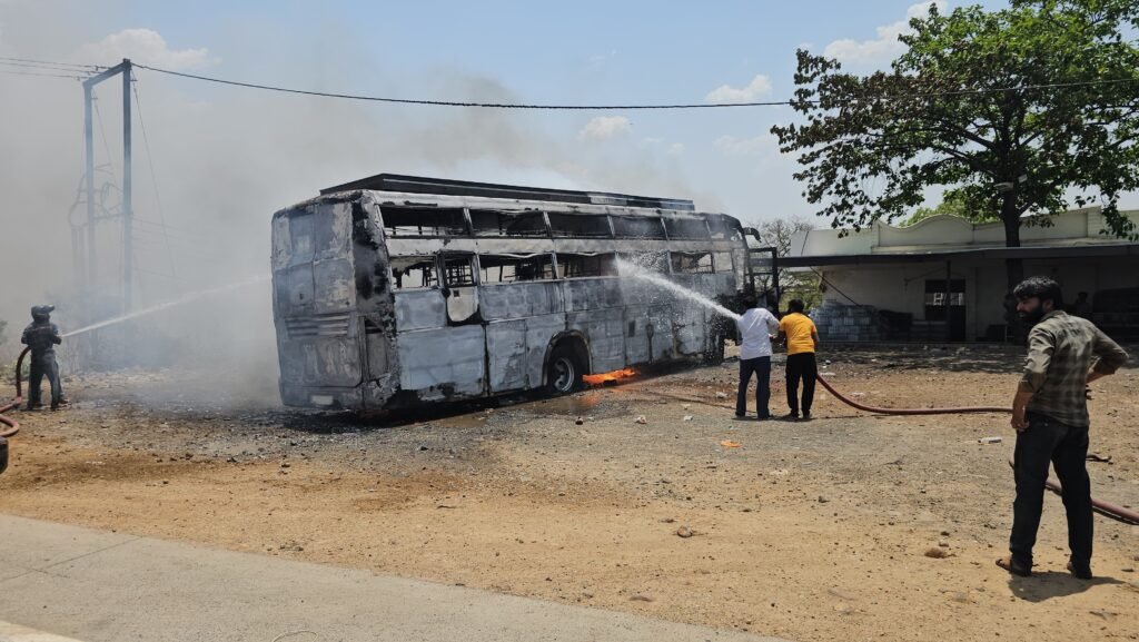 NH 3: ढाबे पर खड़ी बस में आग लगी, एक यात्री मामूली झुलसा, सामान खाक