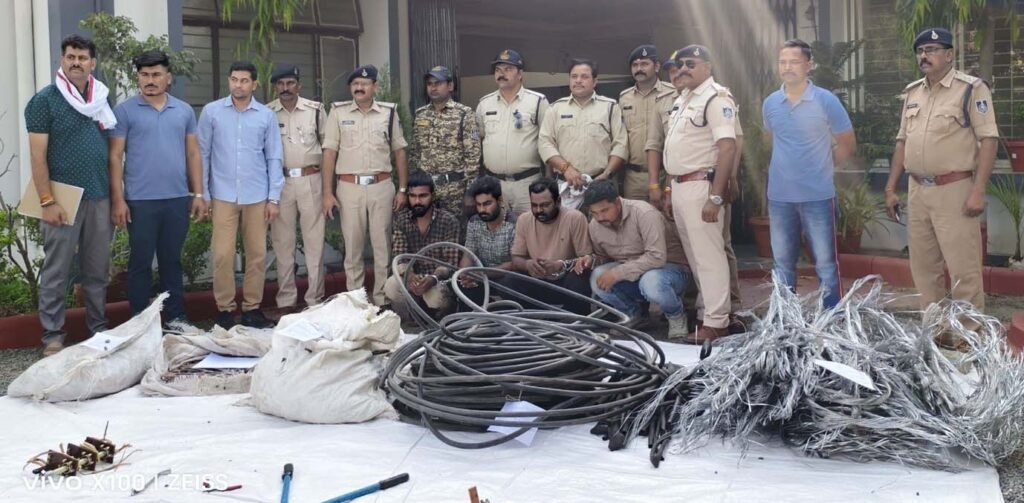4 आरोपियो से लाखों रुपए का तार और केबल बरामद