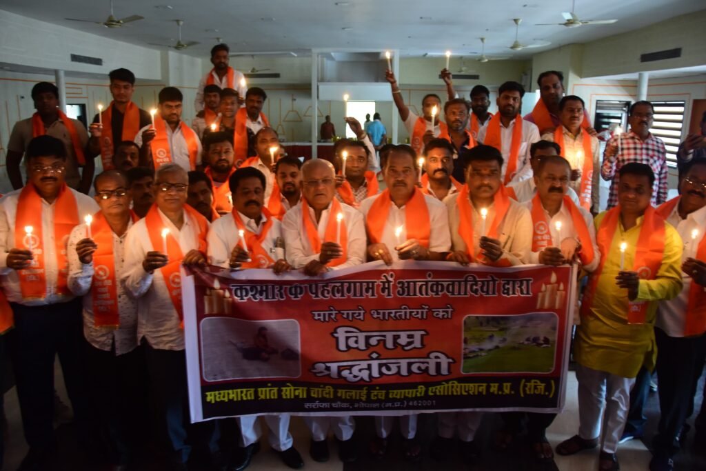 पहलगाम हमला: व्यापारी एसोसिएशन ने मोमबत्ती जलाकर श्रद्धांजलि दी 