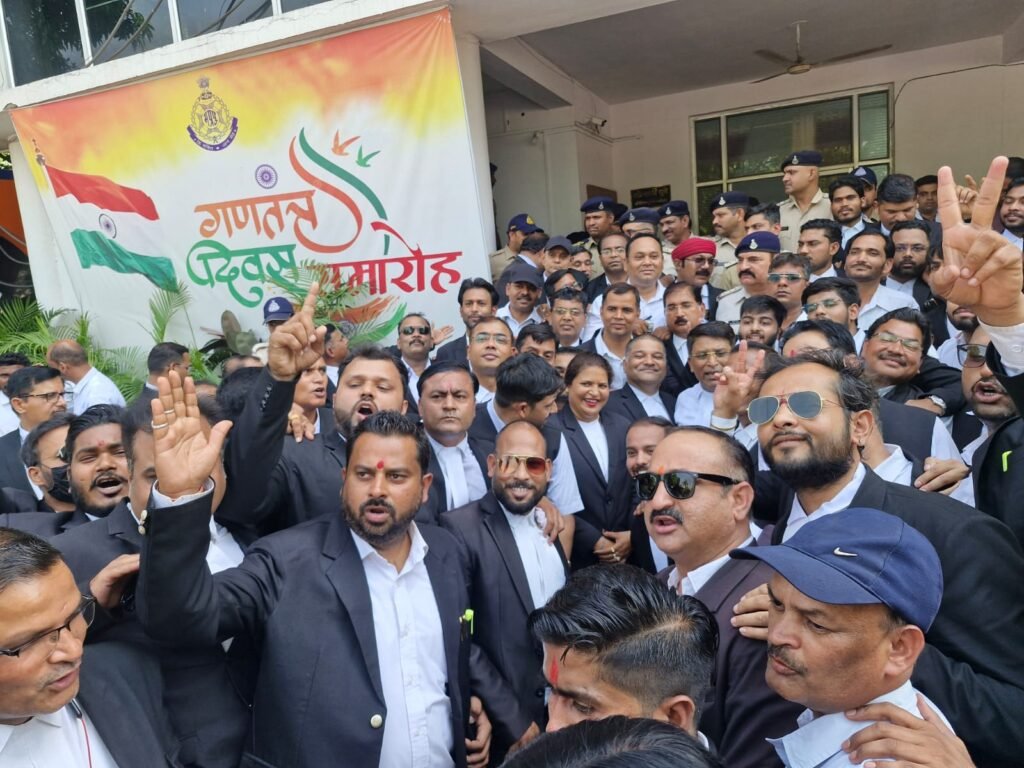 अधिवक्ताओं ने घेरा पुलिस अधीक्षक कार्यालय