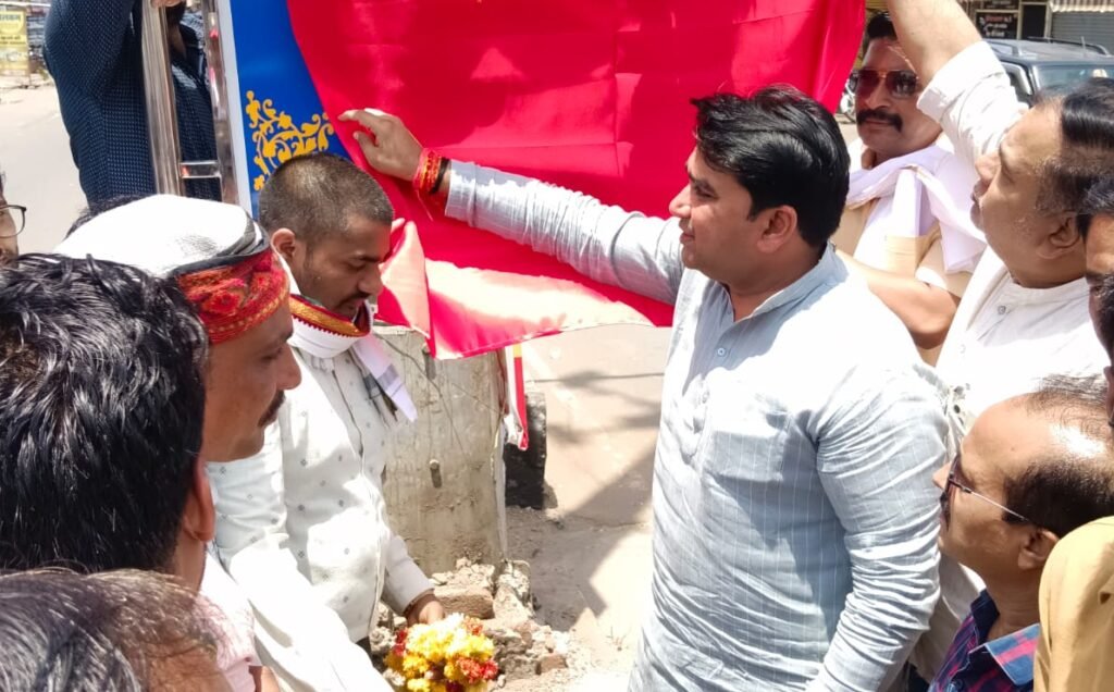 बस स्टैंड मार्ग का नाम देवी अहिल्या के नाम पर रखा