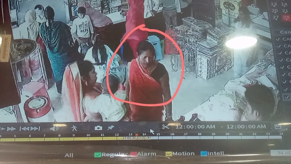 खरीदारी करते समय महिला का पर्स चोरी, आरोपी महिला CCTV में कैद