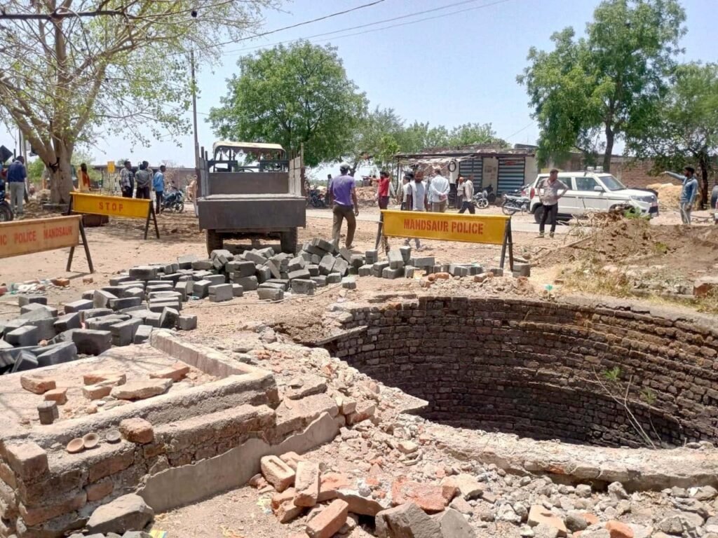 जिस कुँए में 12 लोगों की मौत हुई थी, उसकी मुण्डेर बनाने का काम शुरू