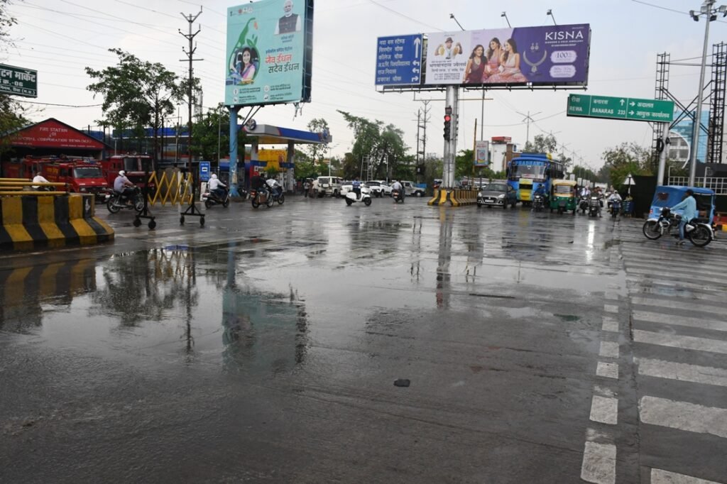 दोपहर की धूप के बाद आधे घंटे झमाझम बारिश, तेज आंधी में उड़ गए टीन के शेड