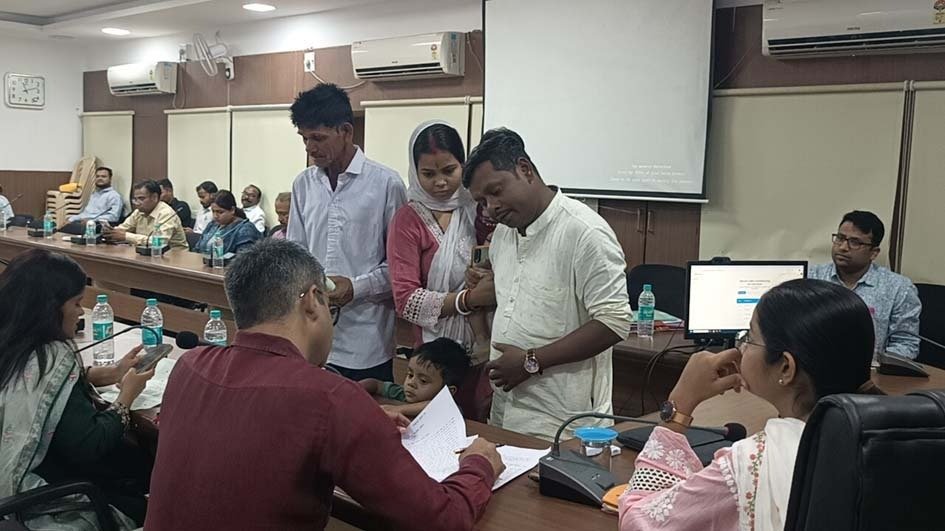 परिवार के साथ पहुंचे ठेकेदार की प्रशासन से गुहार बाकी के पैसे दिला दो 