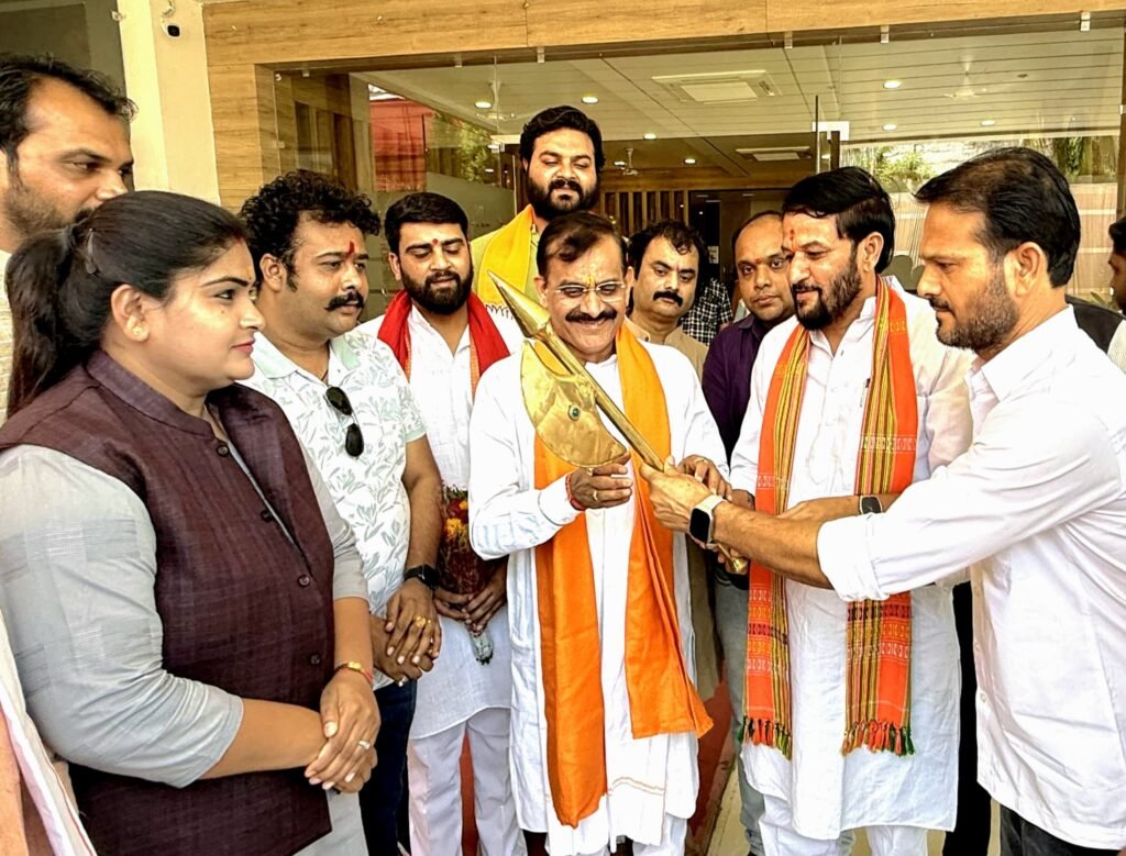 सागर आए प्रदेशाध्यक्ष वीडी को फरसा भेंट