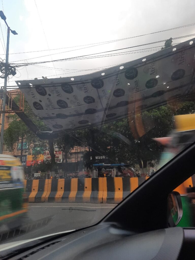 तेज आंधी,पेड़ और पत्रे उड़े , बत्ती गुल