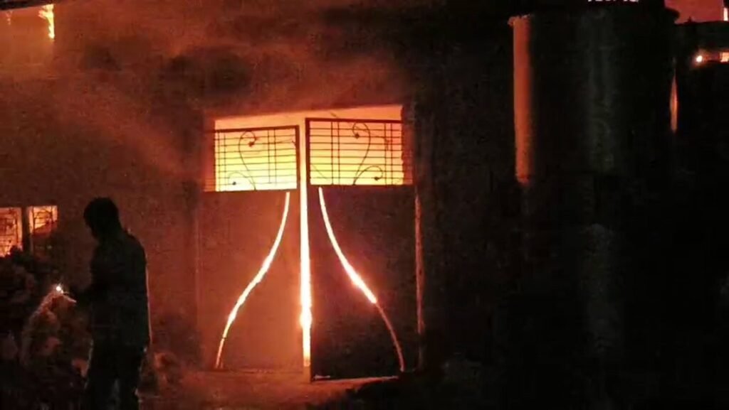 नमकीन बनाने की फैक्ट्री में आग