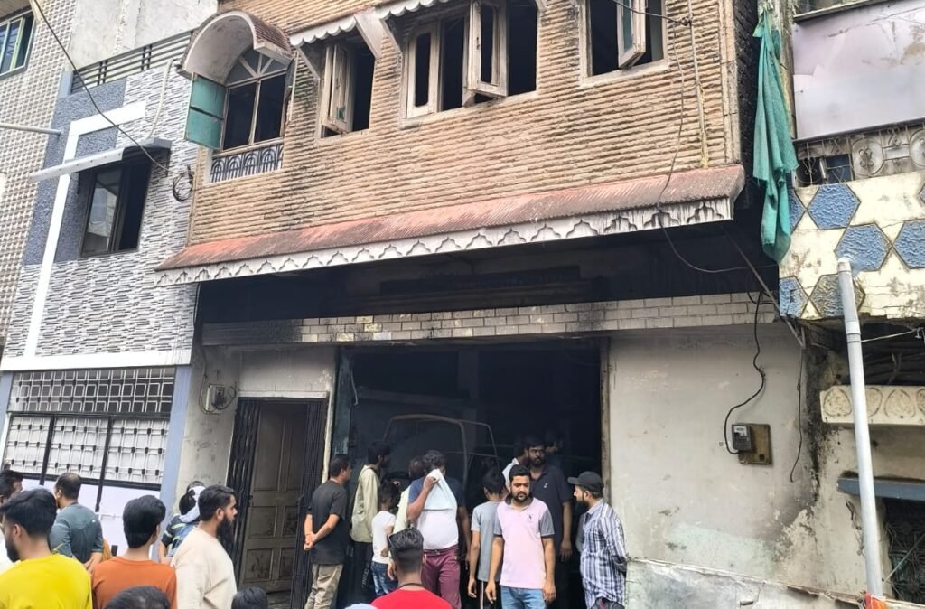 कसाई मंडी के दो मंजिला मकान में आग लगी 