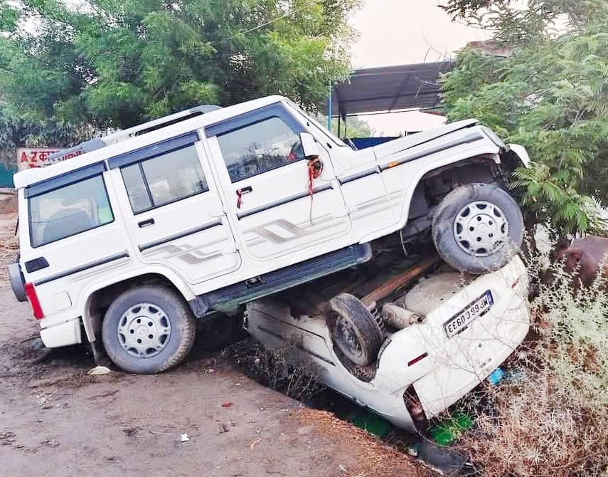 खड़ी इंडिगो कार पर चढ़ी बोलेरो वाहन, बड़ा हादसा टला