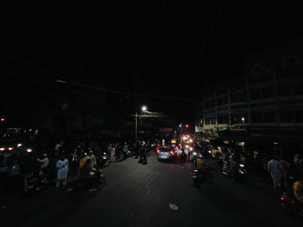 वक्फ बिल के विरोध में 15 मिनट के लिए बंद रखी लाइट 