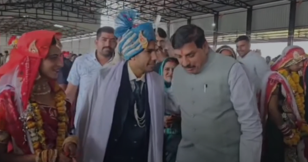 सीएम डॉ यादव दाउखेड़ी में सामूहिक विवाह समारोह में शामिल हुए