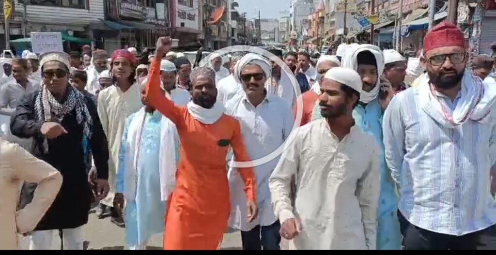 मुस्लिम समाज ने पाकिस्तान का पुतला फूंका