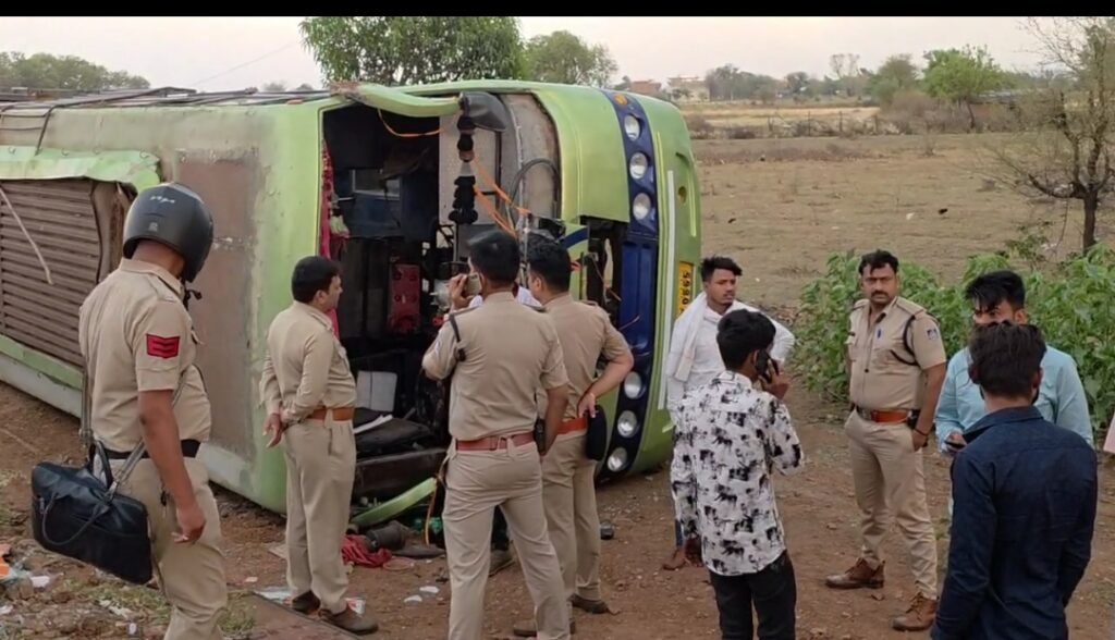 बारातियों से भरी बस अनियंत्रित होकर पलटी, दर्जन भर से अधिक लोग घायल