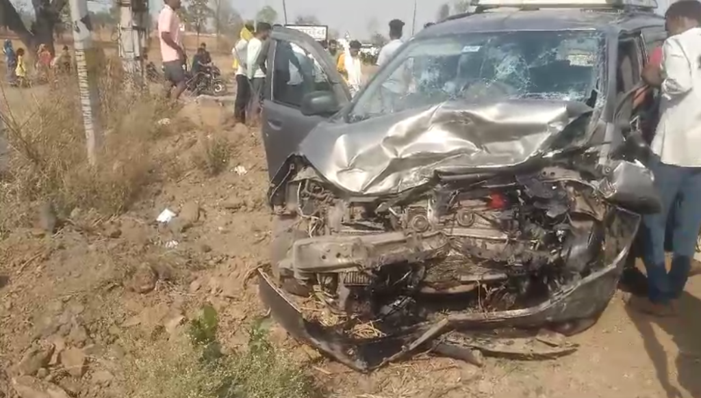 दो कार भिड़ी मासूम सहित माता-पिता की मौत