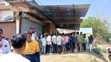 श्योपुर में शराब दुकान हटवाने कलेक्ट्रेट पर प्रदर्शन