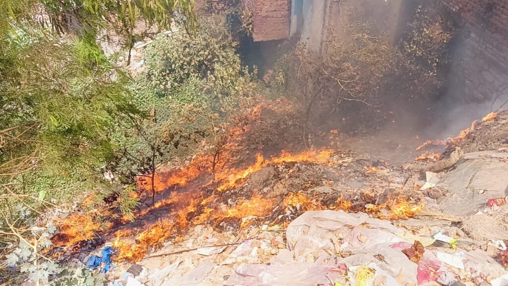 शब्द प्रताप आश्रम रोड स्थित खदान में लगी आग