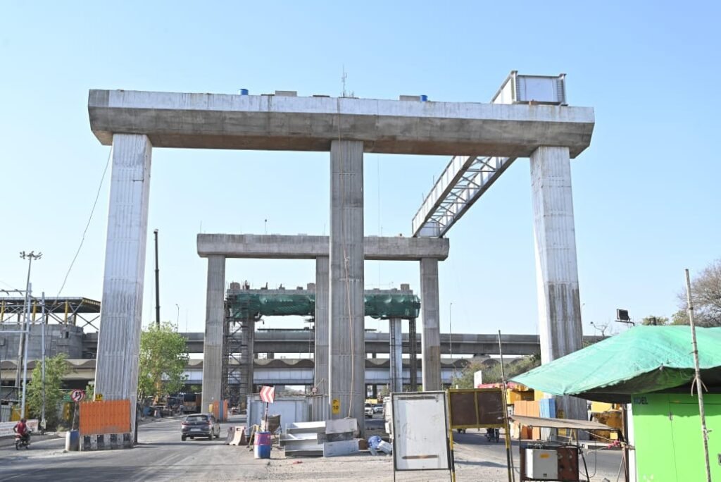 डबल डेकर फ्लाई ओवर ब्रिज की 32 गर्डर में से 4 डालीं