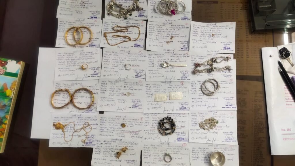 साढ़े आठ लाख के जेवर समेत तीन नकबजन पकड़ाए