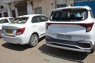 नशे में धुत युवक का उत्पात, आधा दर्जन कारों में की तोड़फोड़