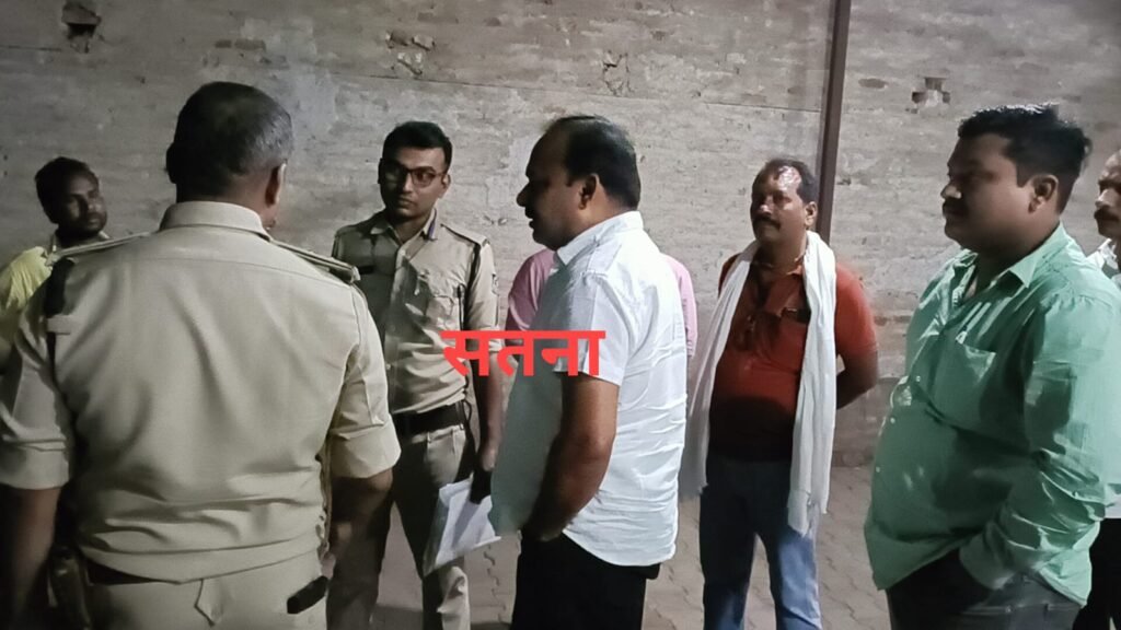 शराब दुकान में अहाता, आबकारी अमले ने कराया बंद