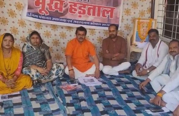 जिला पंचायत के उपाध्यक्ष मोहन सिंह जाट भूख हड़ताल पर बैठे