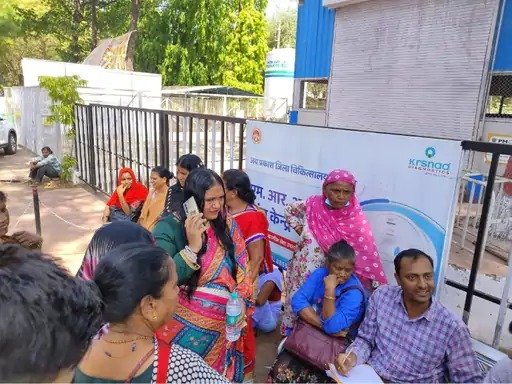 हड़ताल: जेपी अस्पताल में सफाई ना होने से वार्ड,ओपीडी,पंजीयन काउंटर में गंदगी फैली