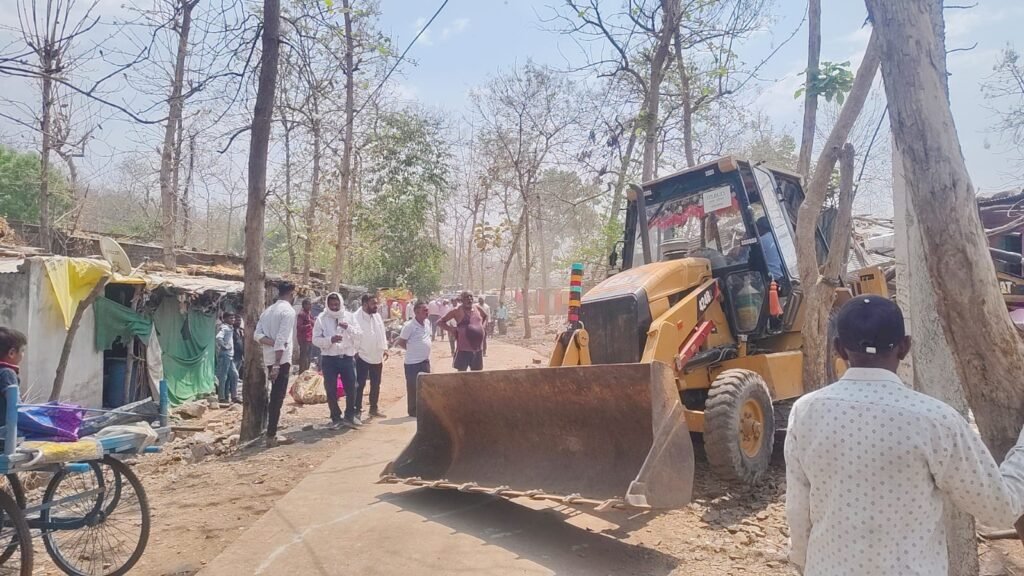 ओंकारेश्वर में वार्ड एक से हटाया गया अतिक्रमण